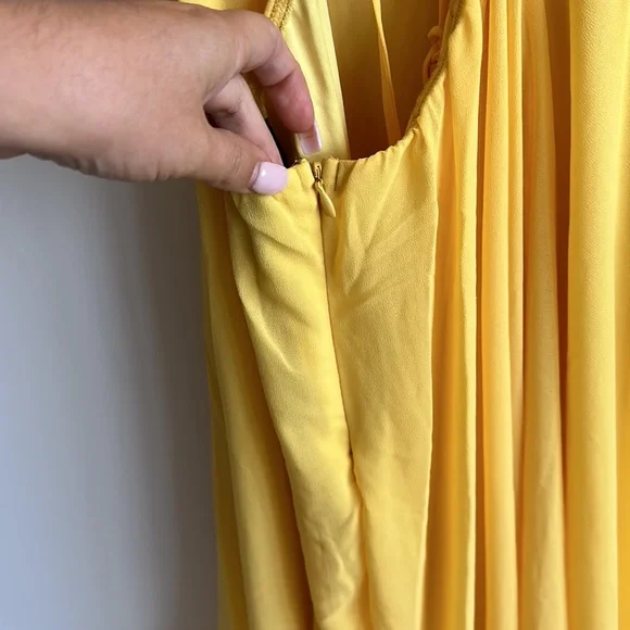 Beautiful gown for those spring/ summer- fall weddings! Lulus - size M - Picture 6 of 7